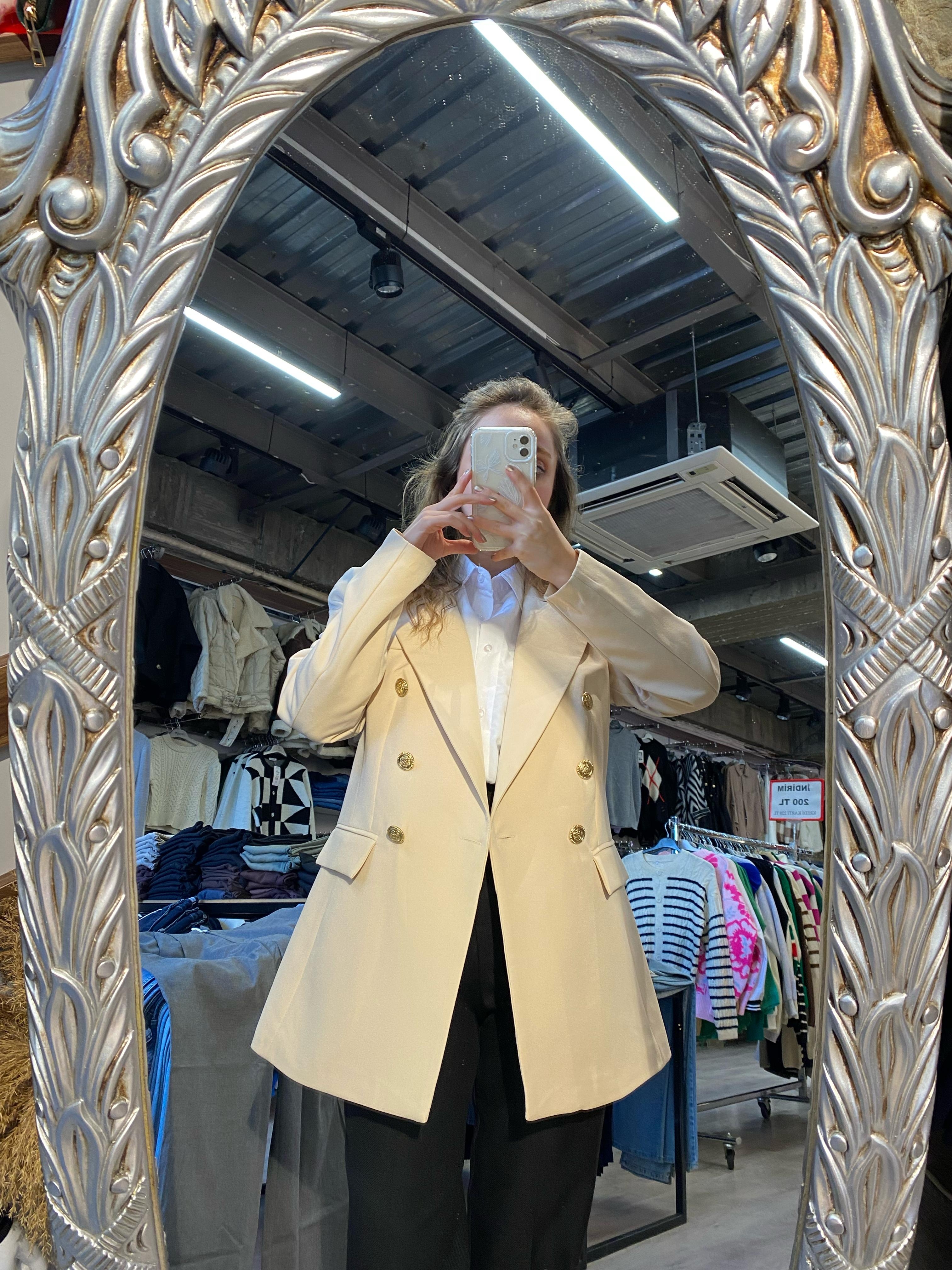 Gold%20Düğme%20Detaylı%20Astarlı%20Blazer%20Ceket