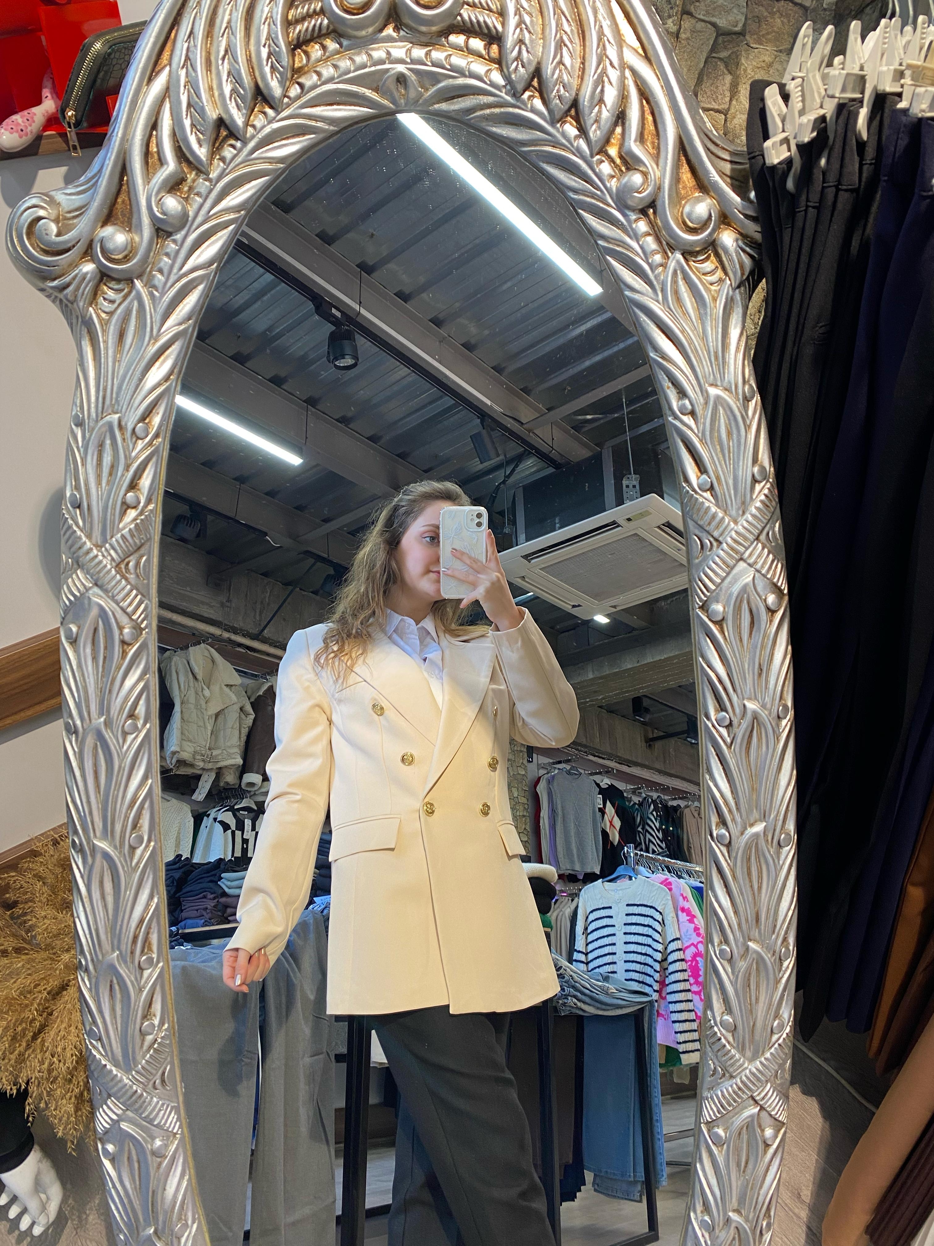 Gold%20Düğme%20Detaylı%20Astarlı%20Blazer%20Ceket